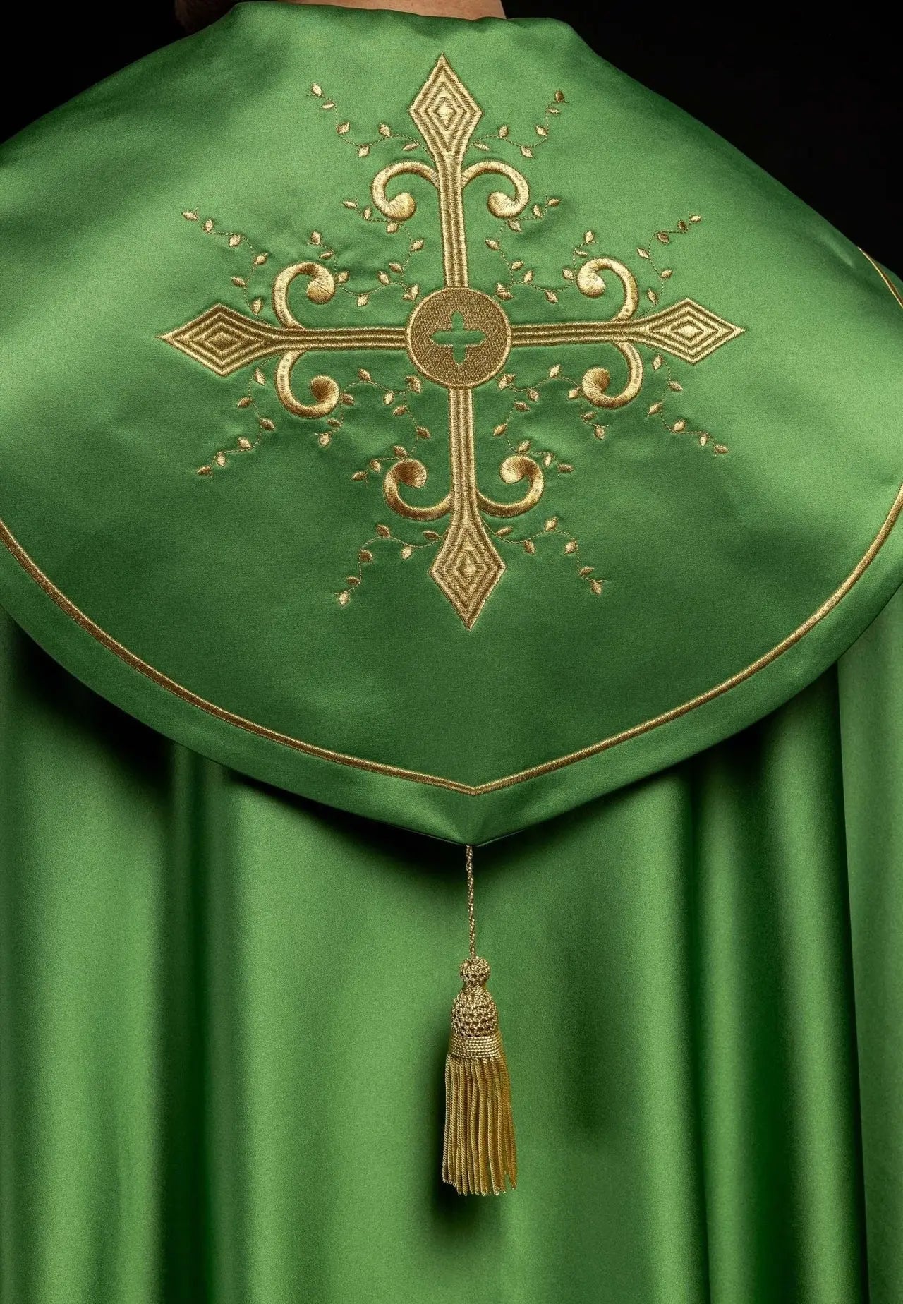 Liturgical cape with wide embroidered belt in crosses in green