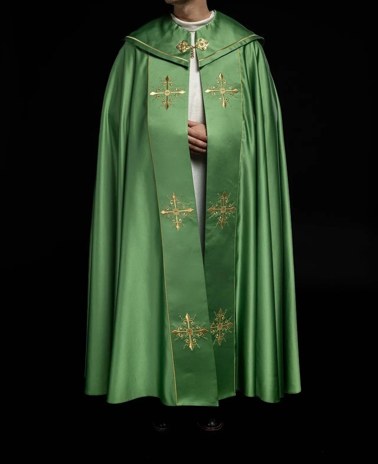 Liturgical cape with wide embroidered belt in crosses in green