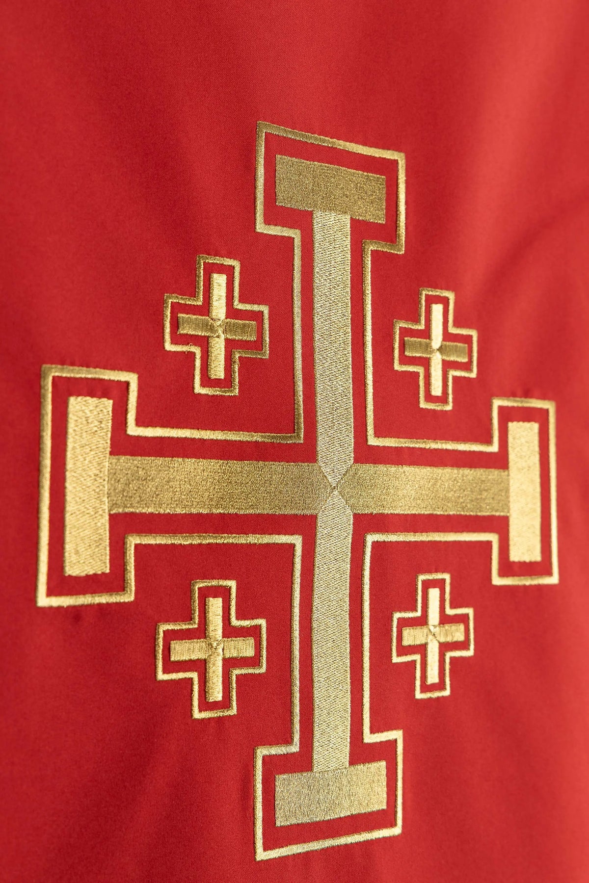 Czerwona serweta na lektorium z haftem Krzyża Jerozolimskiego, zbliżenie haftu