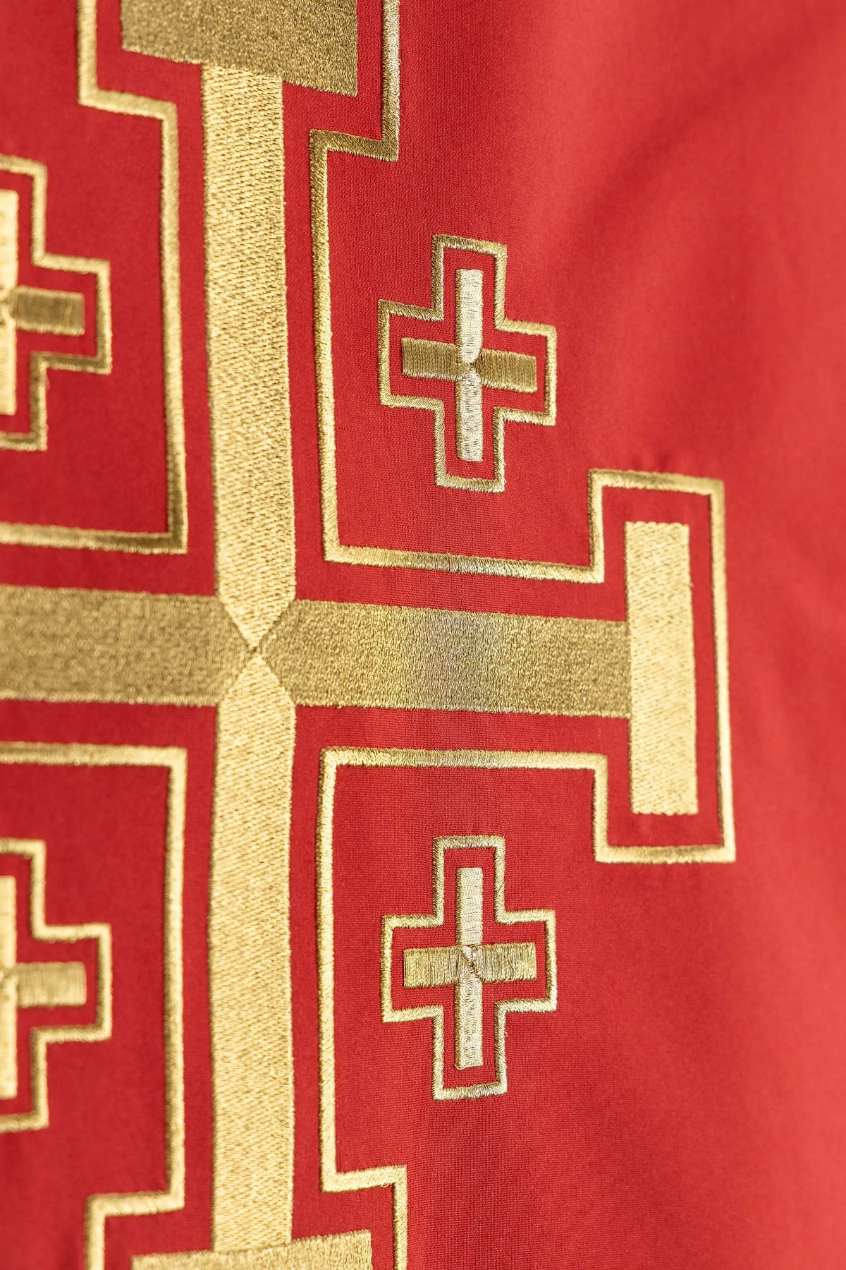 Czerwona serweta na lektorium z haftem Krzyża Jerozolimskiego, zbliżenie prawej części motywu