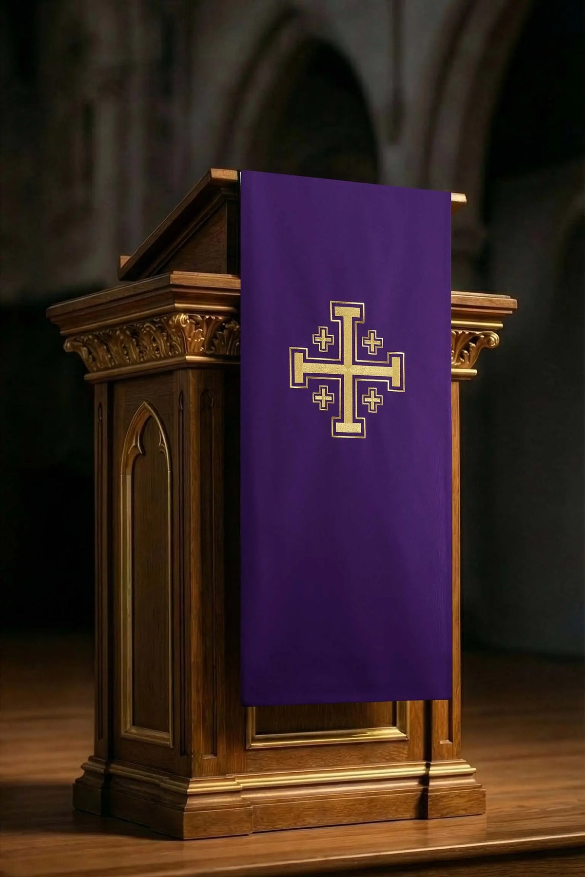 Fioletowa serweta na lektorium na Adwent i Wielki Post z haftem Krzyża Jerozolimskiego, widok z przodu