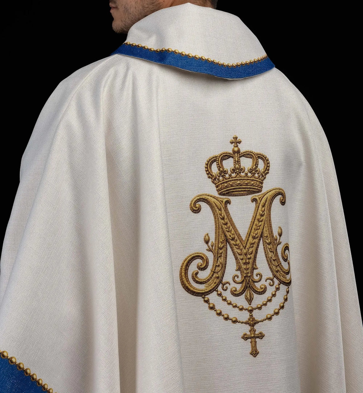 Biały ornat maryjny z monogramem Maryi, zbliżenie tyłu