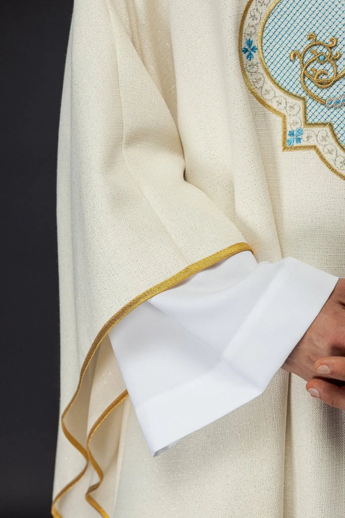 Ecru ornat maryjny z haftowanym herbem Maryjnym, zbliżenie rękawa ze złotą lamówką