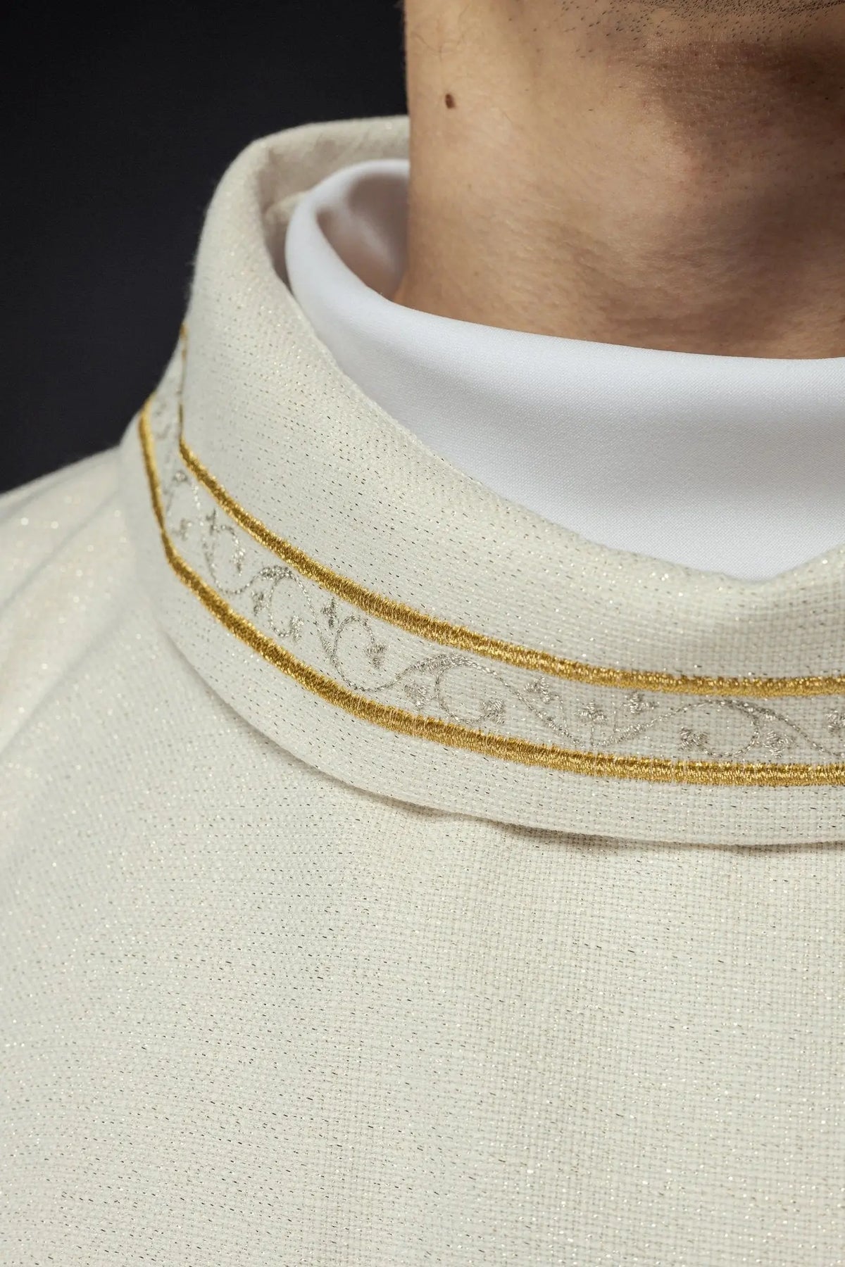 Ecru ornat maryjny z haftowanym herbem Maryjnym, zbliżenie kołnierza z ornamentem