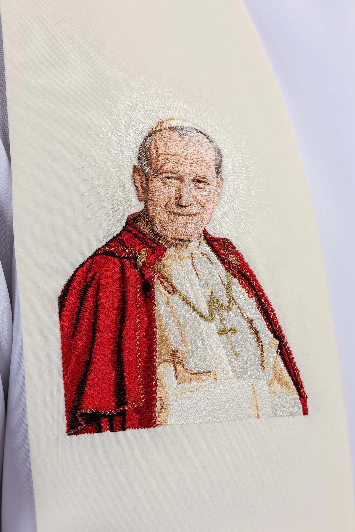 Ecru stuła z herbem papieskim, zbliżenie haftu