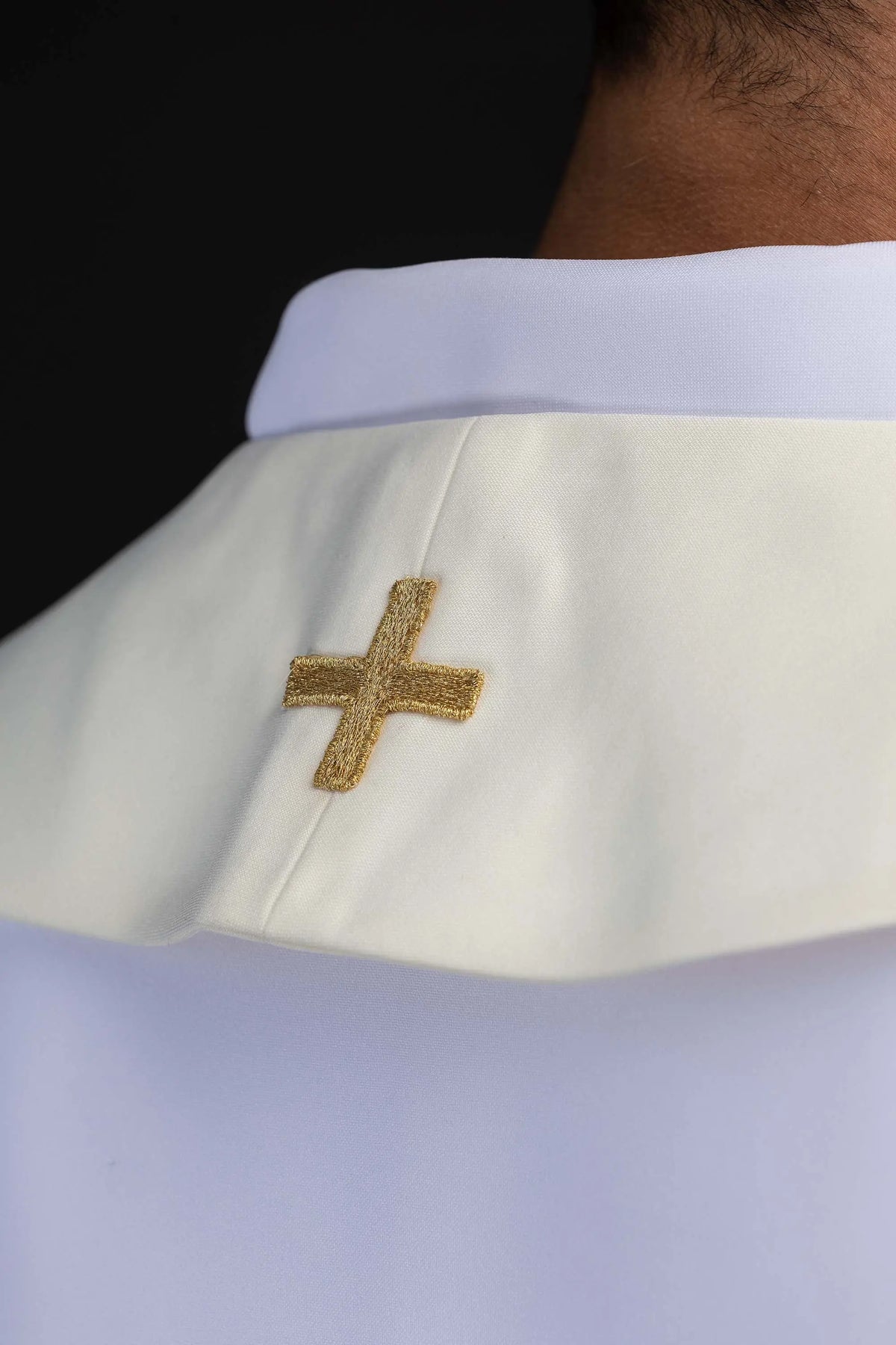 Ecru stuła ze złotym krzyżem, zbliżenie części przy szyi