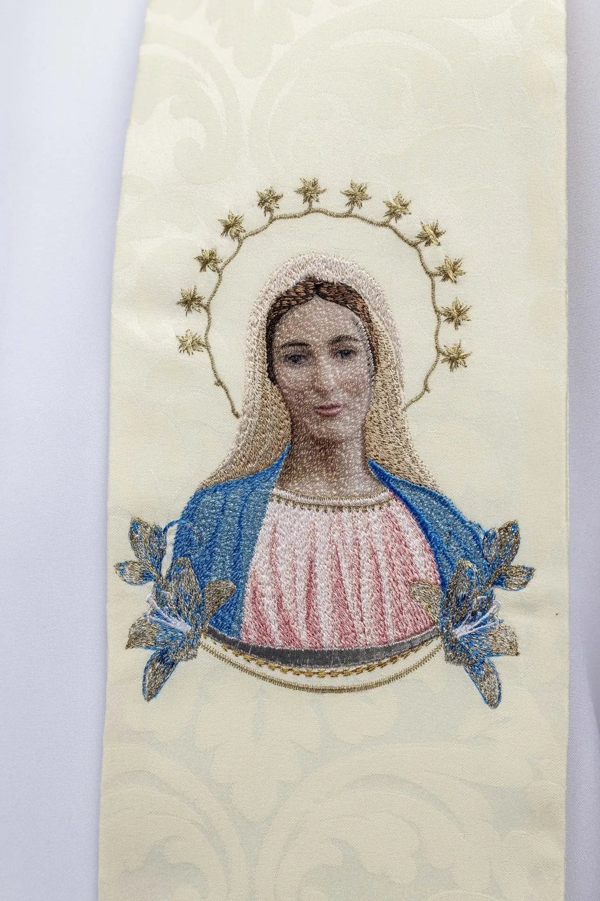 Kremowa stuła z haftowanym wizerunkiem Matki Bożej Medjugorje, zbliżenie haftu