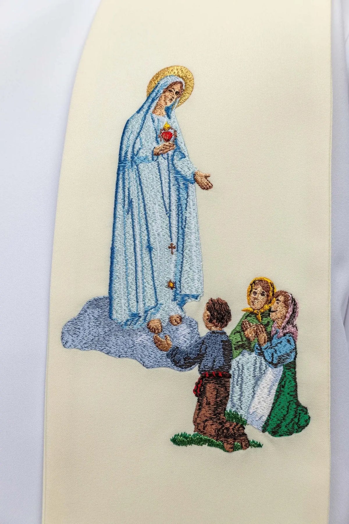 Kremowa stuła z wizerunkiem Matki Bożej Fatimskiej, zbliżenie haftu
