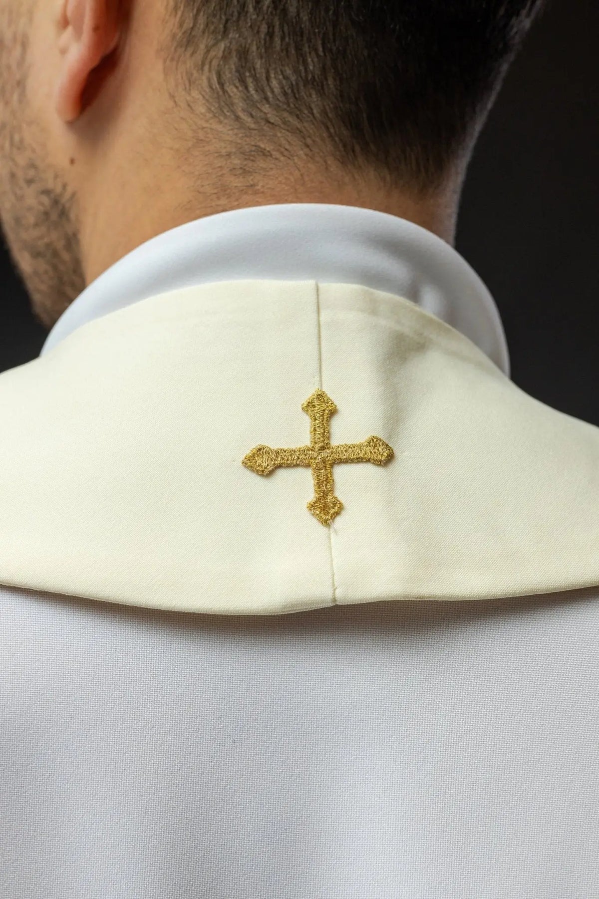 Kremowa stuła z haftowanym krzyżem, widok z tyłu przy szyi