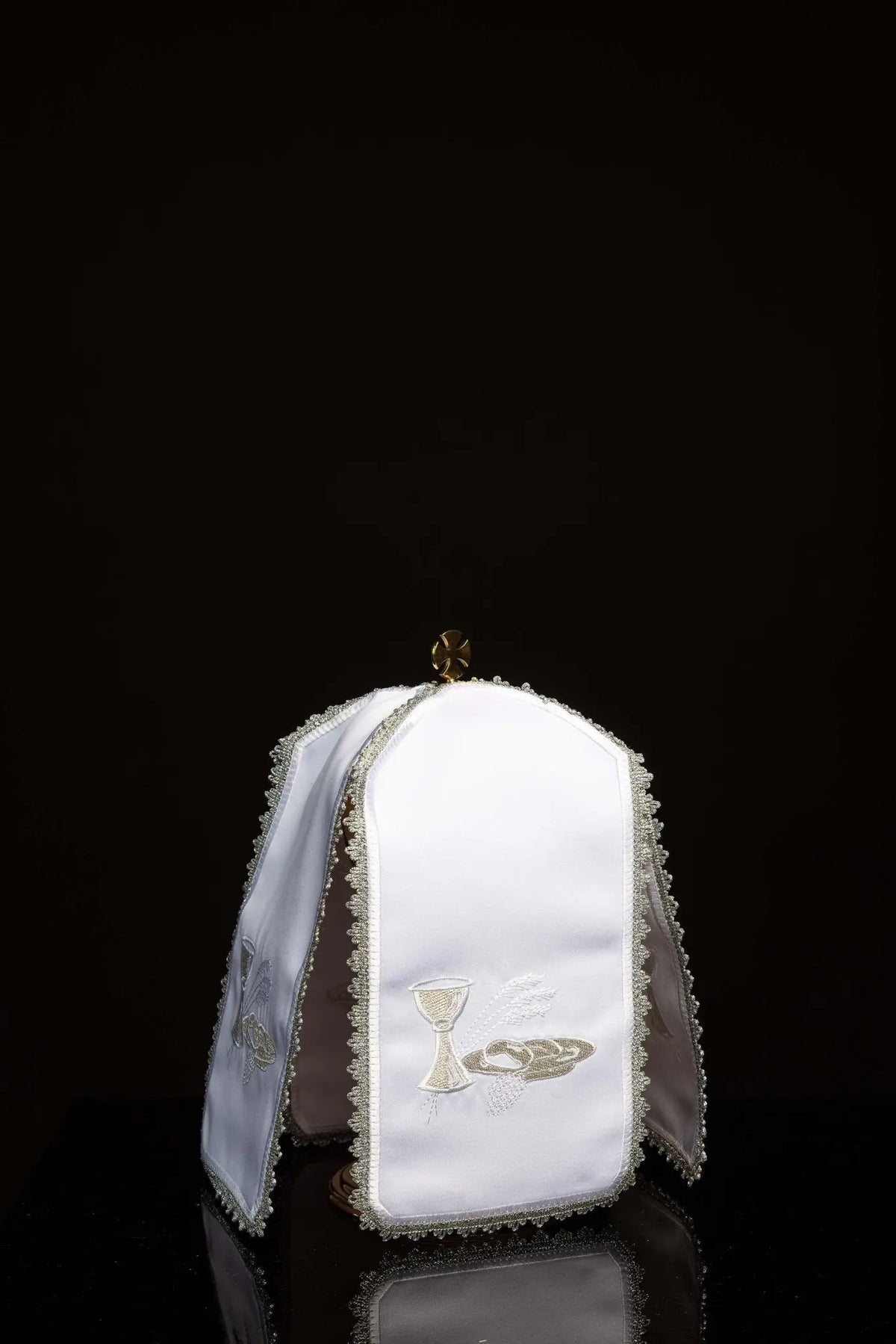 Biały welon na puszkę na uroczystości eucharystyczne z haftem kielicha, hostii i kłosów, widok z przodu