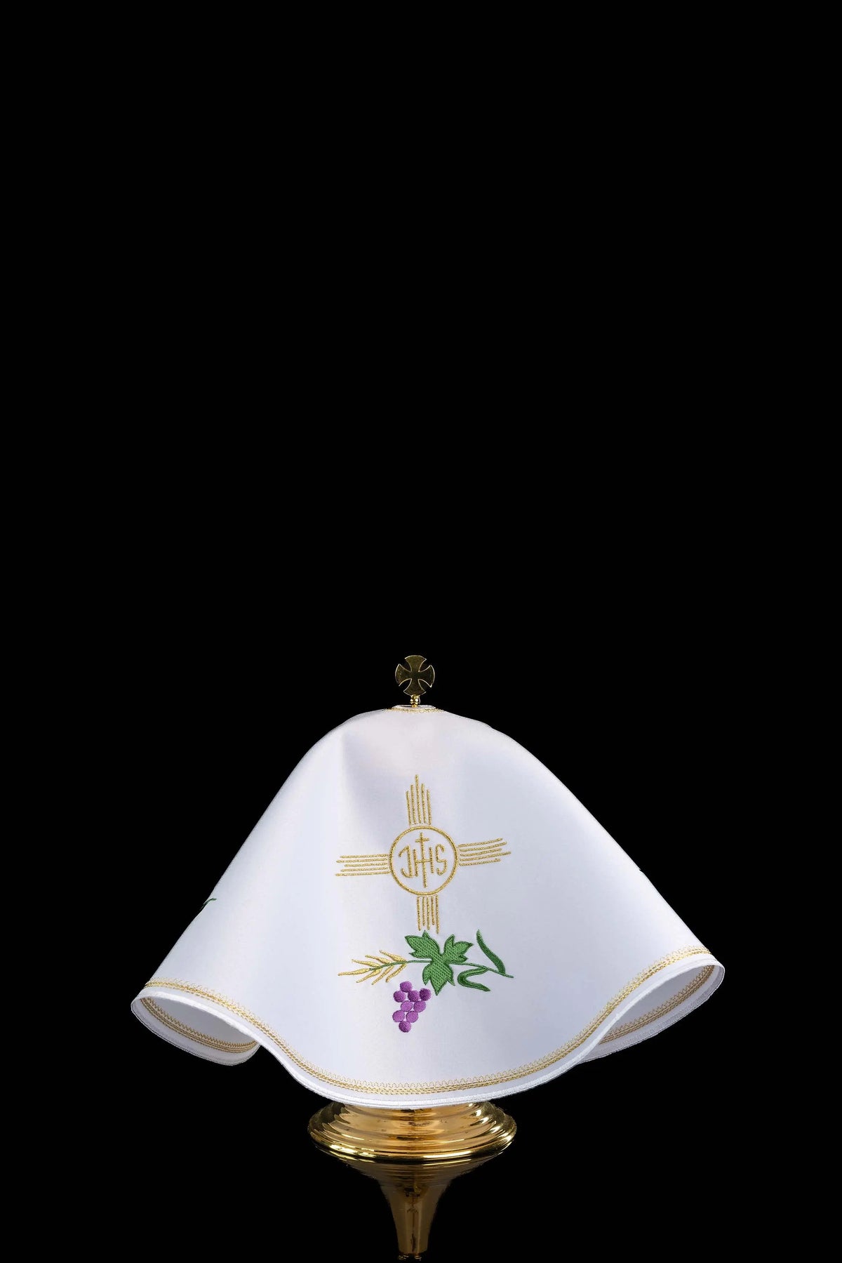 Biały welon na puszkę z haftem IHS i motywem eucharystycznym, widok z przodu