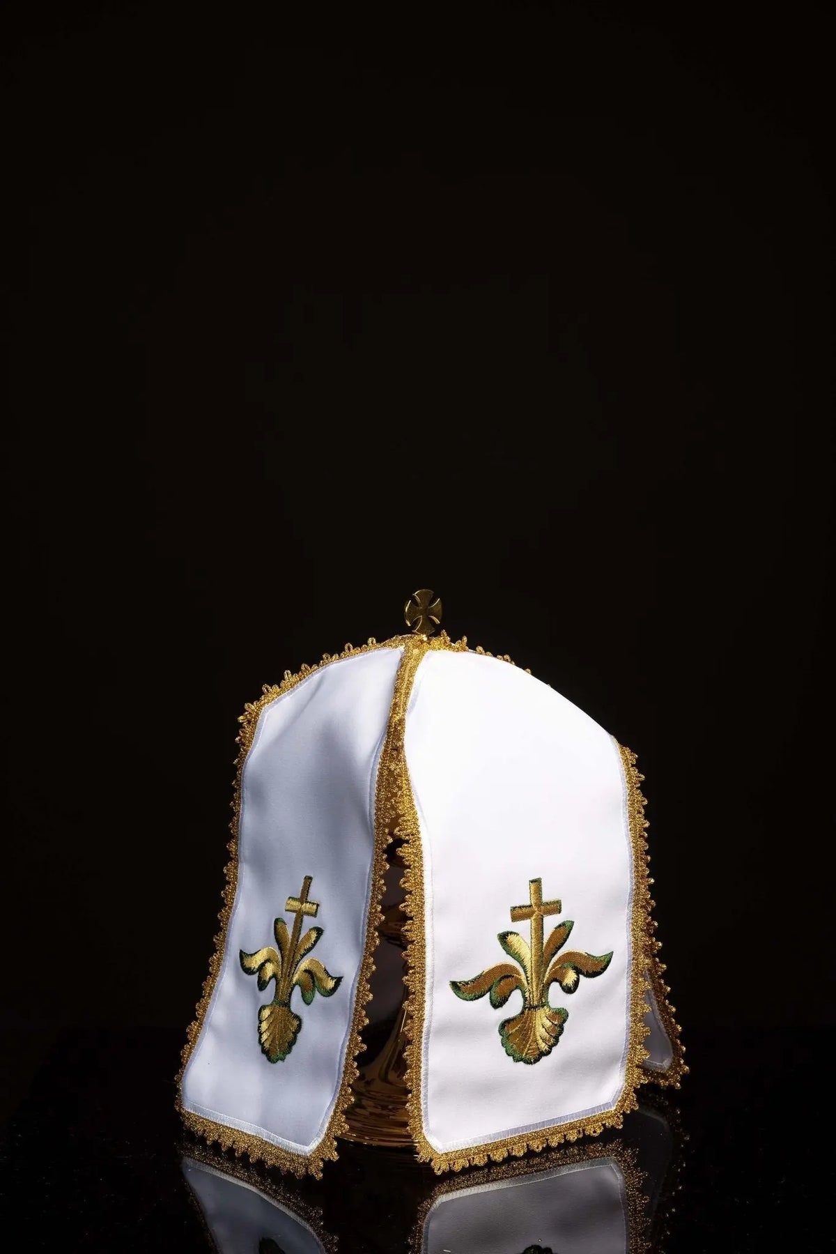 Biały welon na puszkę z kielichem, hostią i kłosami eucharystycznymi, widok z przodu