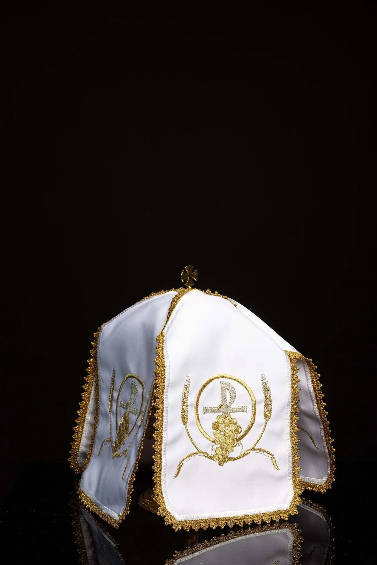 Biały welon na puszkę dla Eucharystii z haftem PAX, widok z przodu