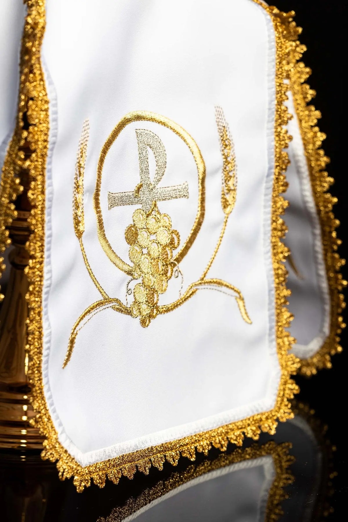 Biały welon eucharystyczny z haftem PAX i złotą lamówką, zbliżenie