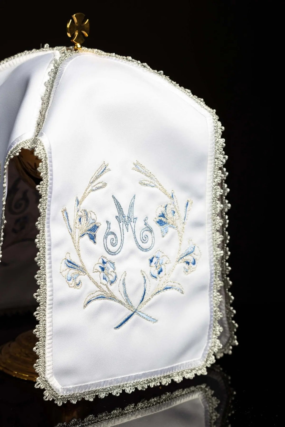 Biały welon na puszkę z haftem maryjnym, widok z przodu z krzyżykiem