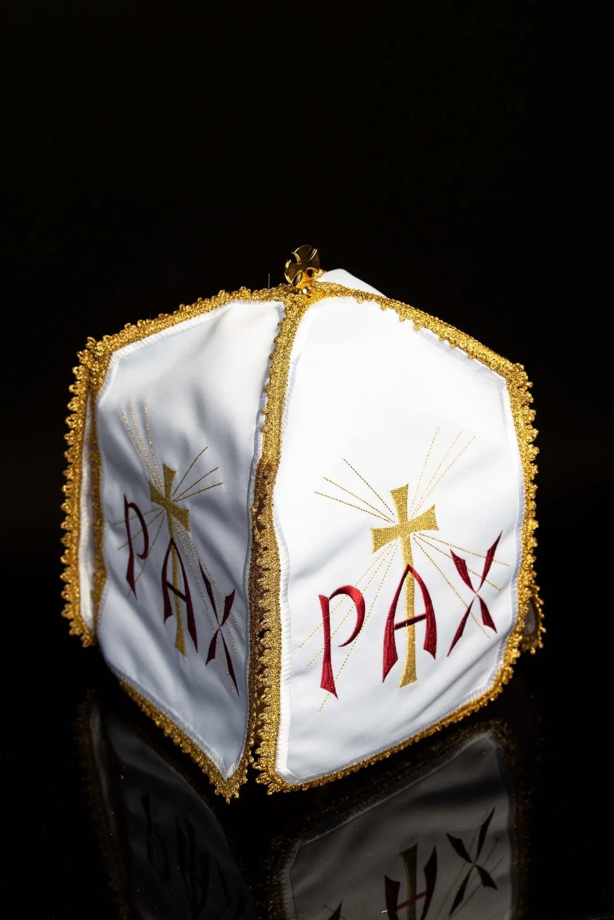 Biały welon na puszkę z haftem PAX i krzyżem promienistym, widok z dwóch stron