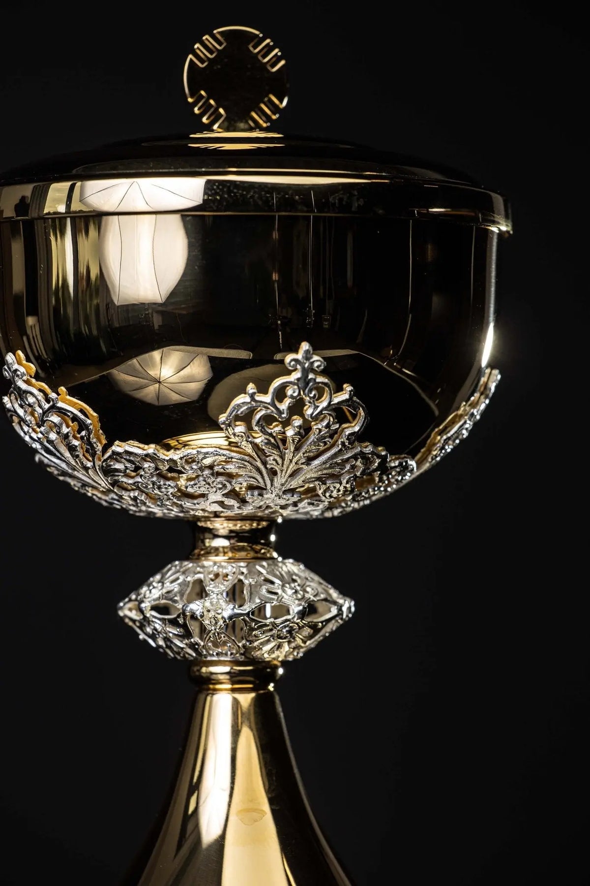 Pozłacana puszka mszalna, ornament roślinny i krzyż, zbliżenie czaszy i pokrywy
