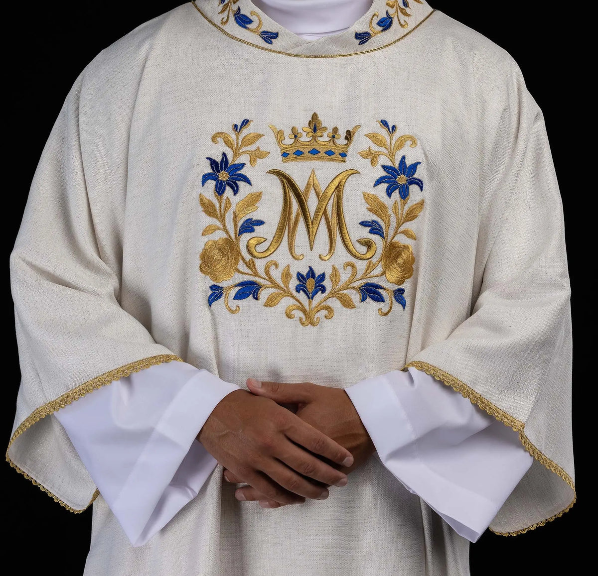 Biała dalmatyka z monogramem „M” w wieńcu kwiatowym, widok z przodu