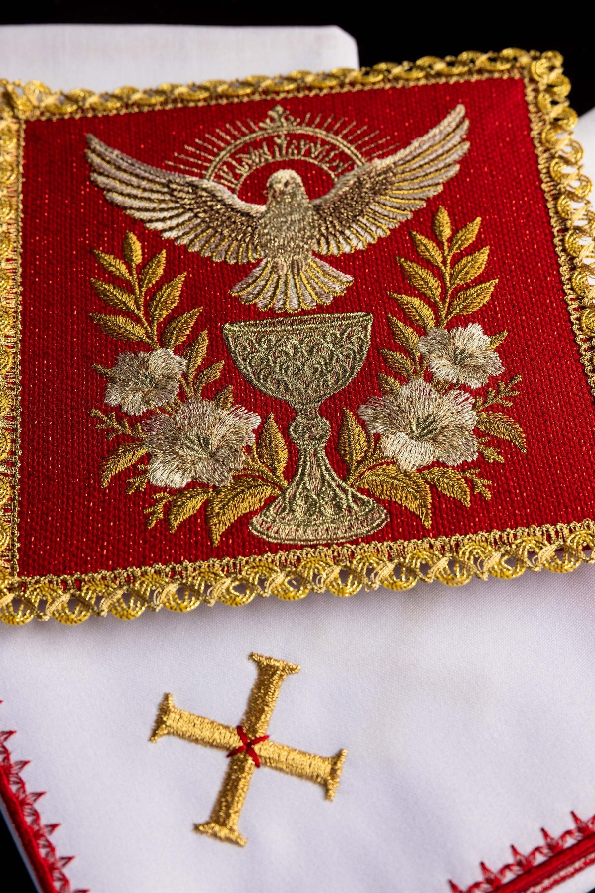 Czerwona bielizna kielichowa z haftem Ducha Świętego i Kielicha Eucharystycznego, zbliżenie haftu