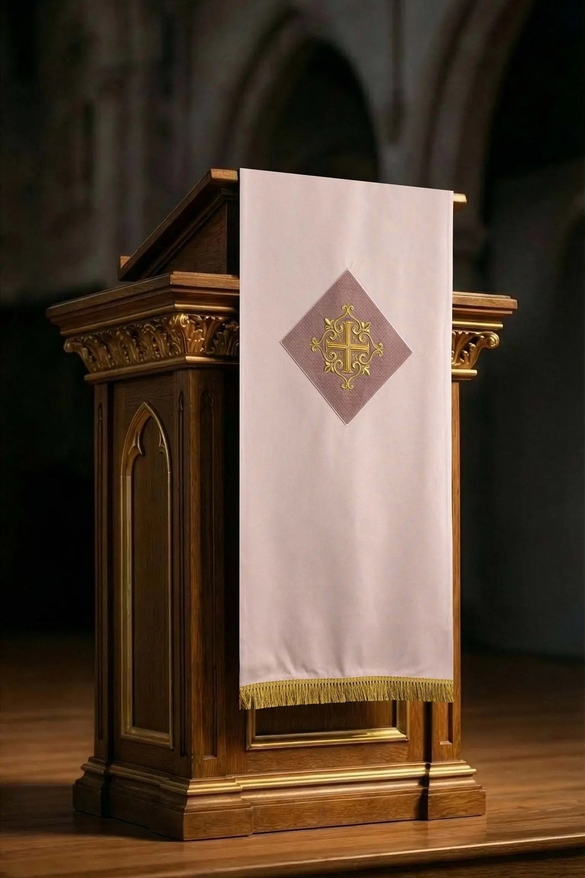 Różowa serweta na lektorium na III Niedzielę Adwentu i IV Niedzielę Wielkiego Postu z haftem krzyża, widok z przodu