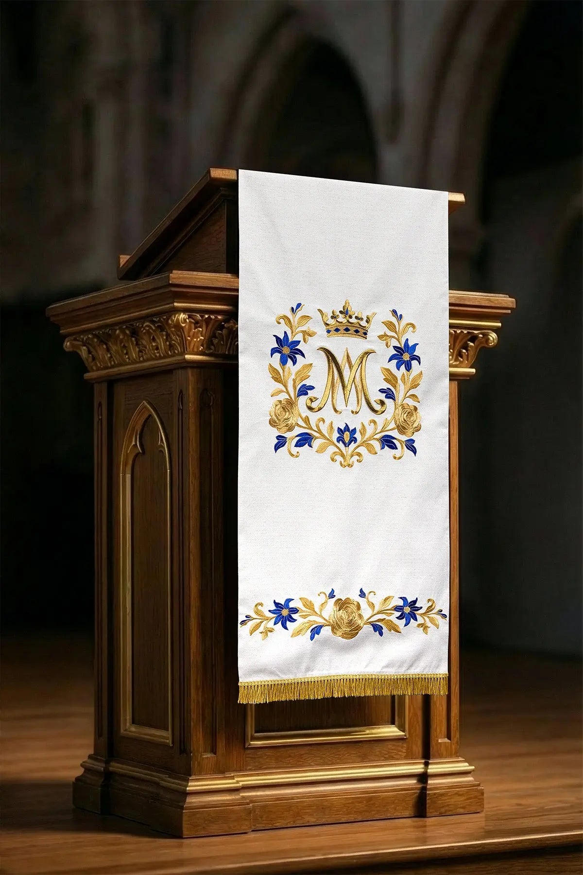 Pokrowiec na Ambonę Marian z Haftowanym Koronowanym Monogramem