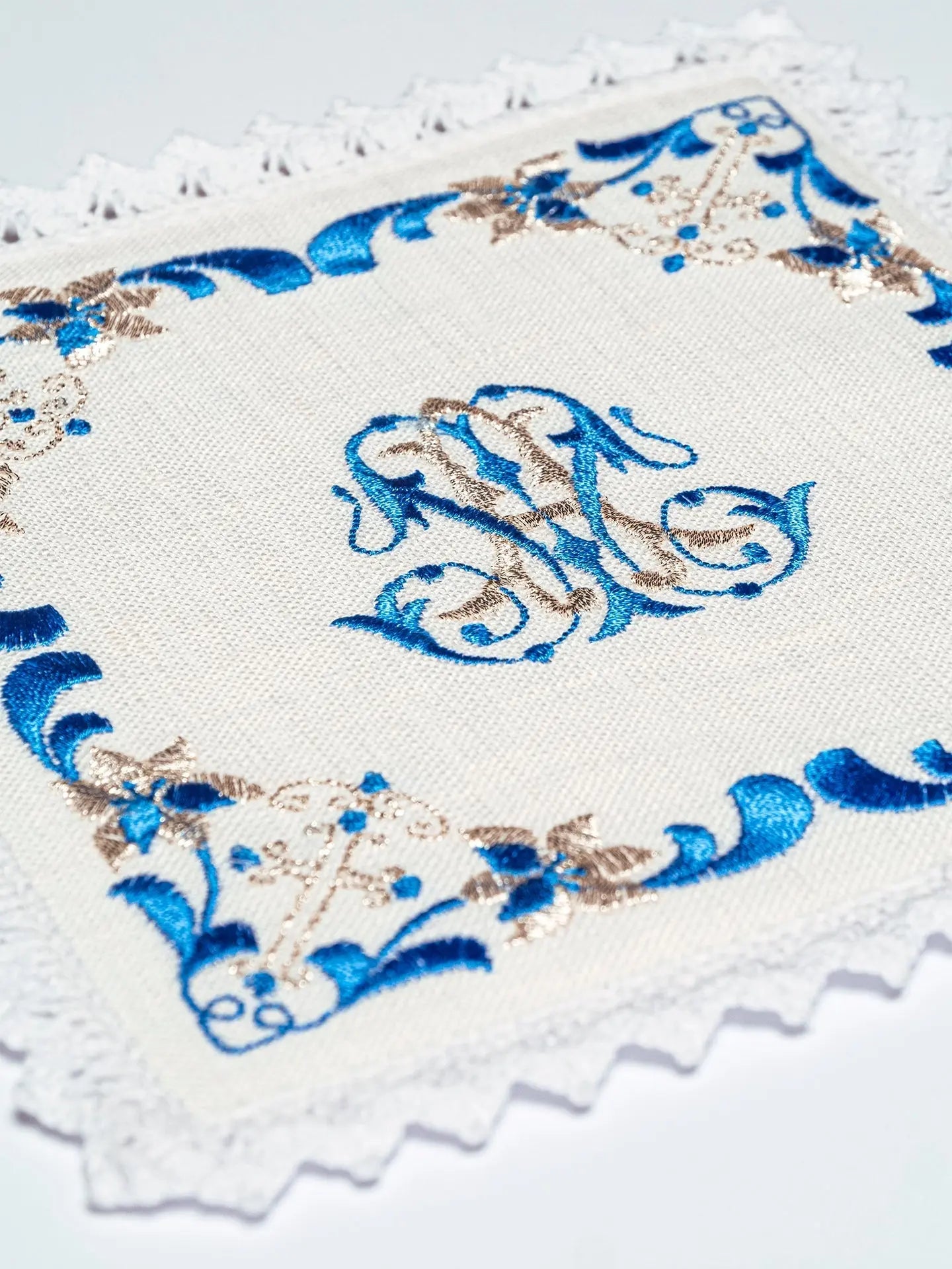 Linen chalice linen with blue Marian embroidery
