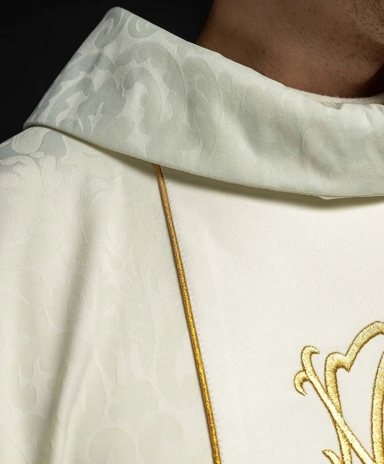 Ornat liturgiczny maryjny z haftowanymi liliami