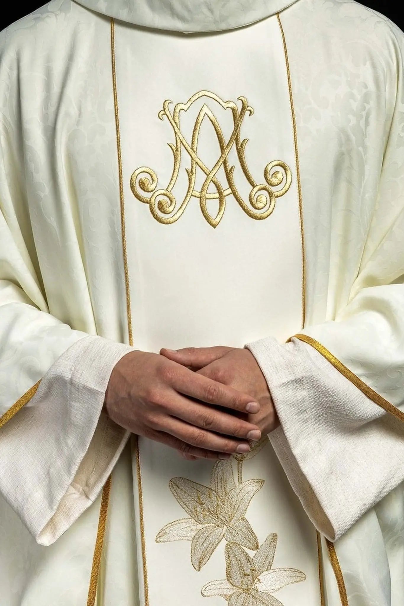 Ornat liturgiczny maryjny z haftowanymi liliami