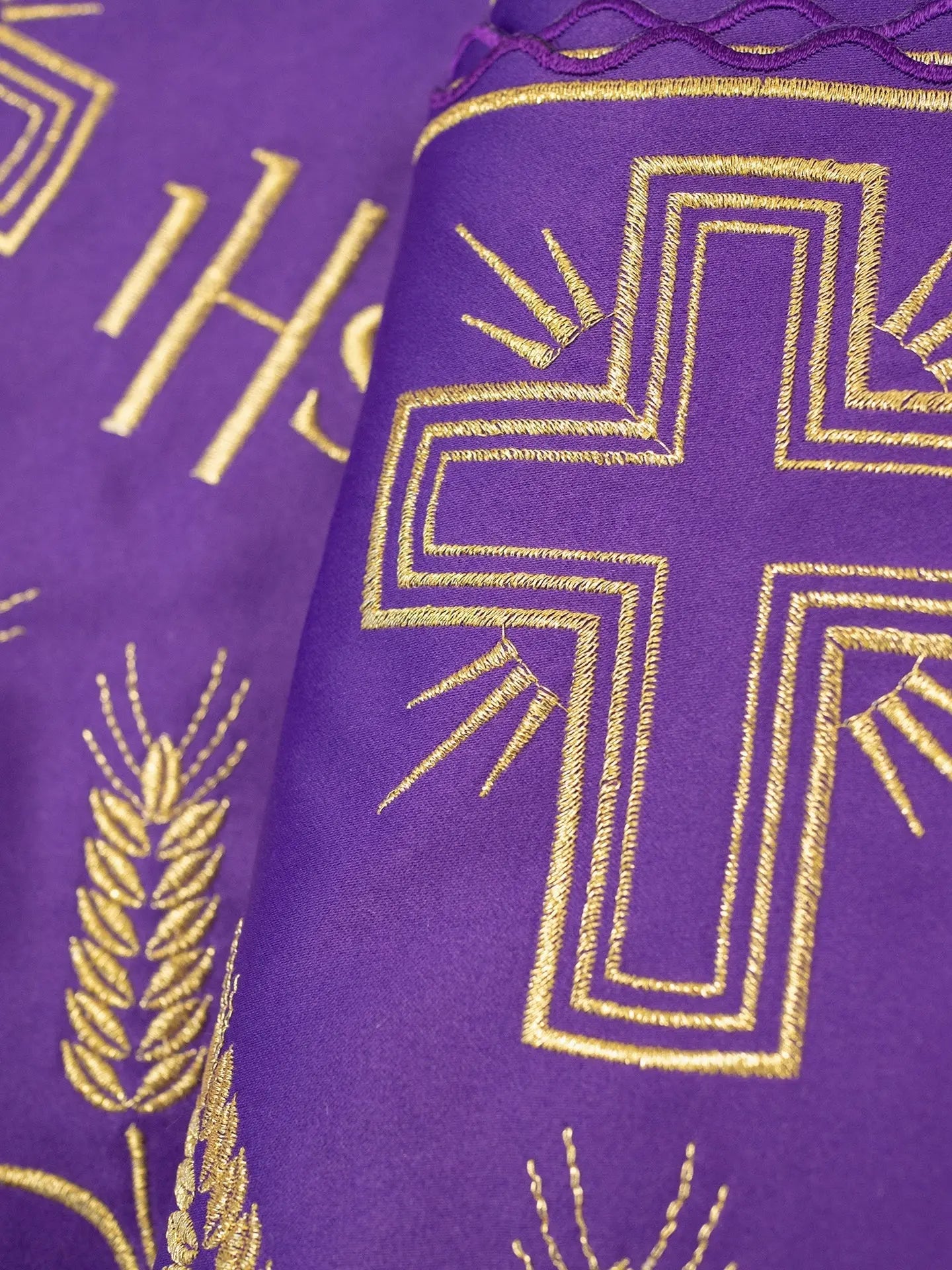 Metr z monogramem IHS w motywie czerwonego krzyża