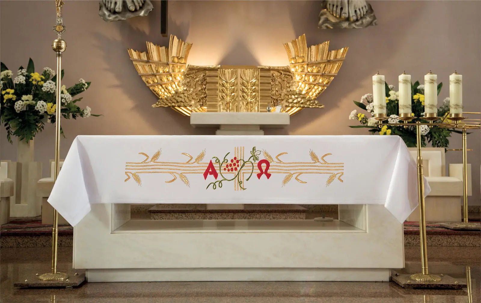 Obrus ołtarzowy z haftem Alfa i Omega w kolorze czerwonym i złotym z przodu