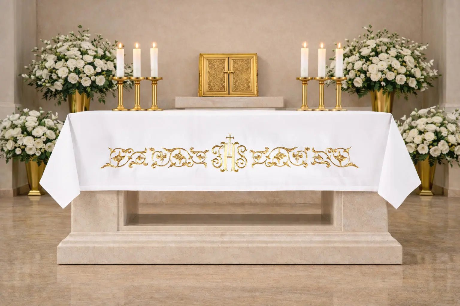 Obrus ołtarzowy z haftem złotego monogramu maryjnego
