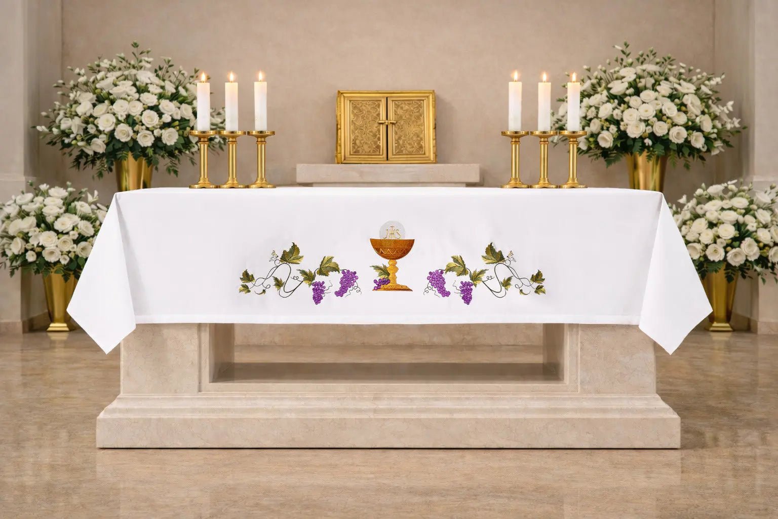 Obrus z haftem kielicha eucharystycznego