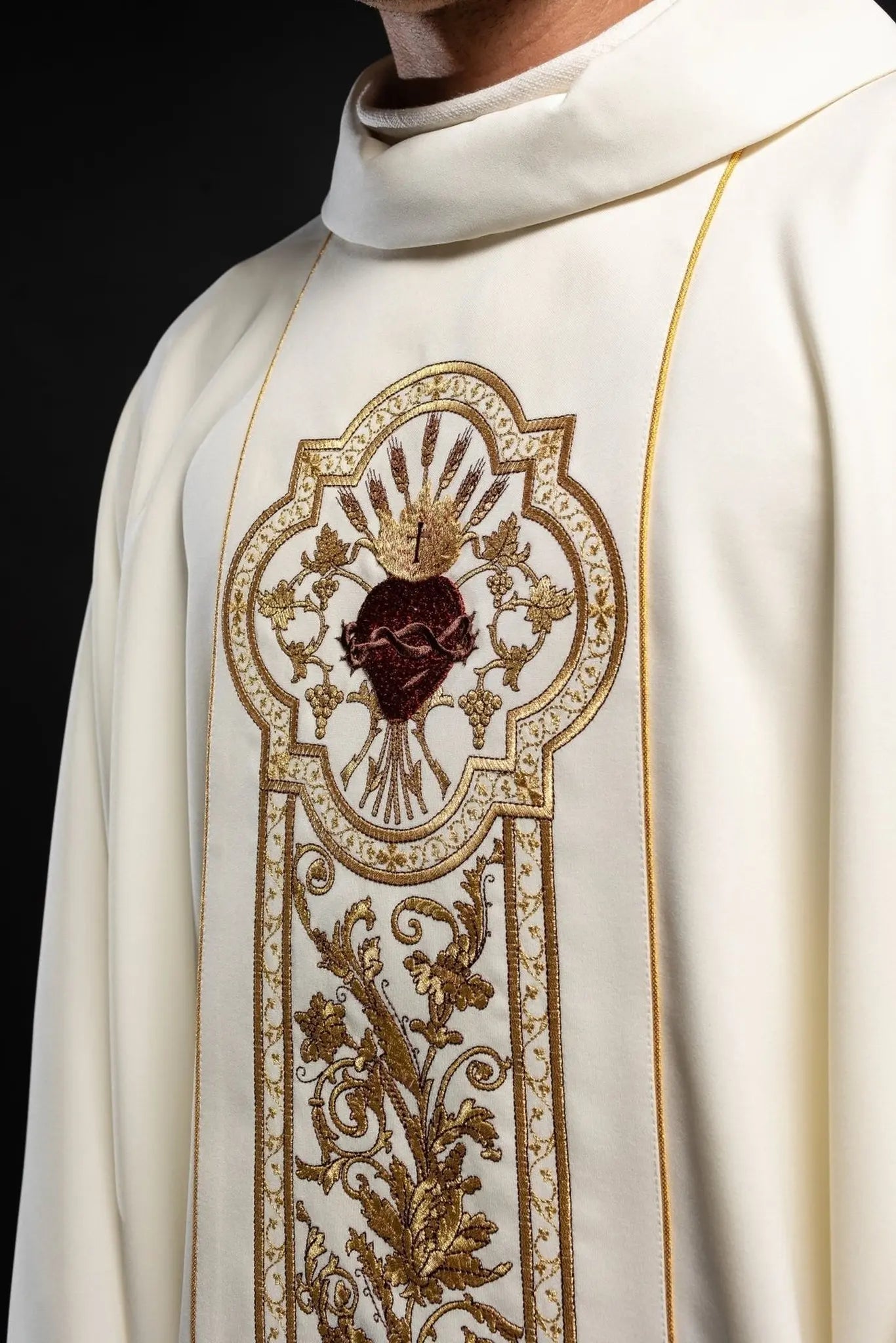 Chasuble richly embroidered with the symbol of the Heart of Jesus and PAX - Ecru