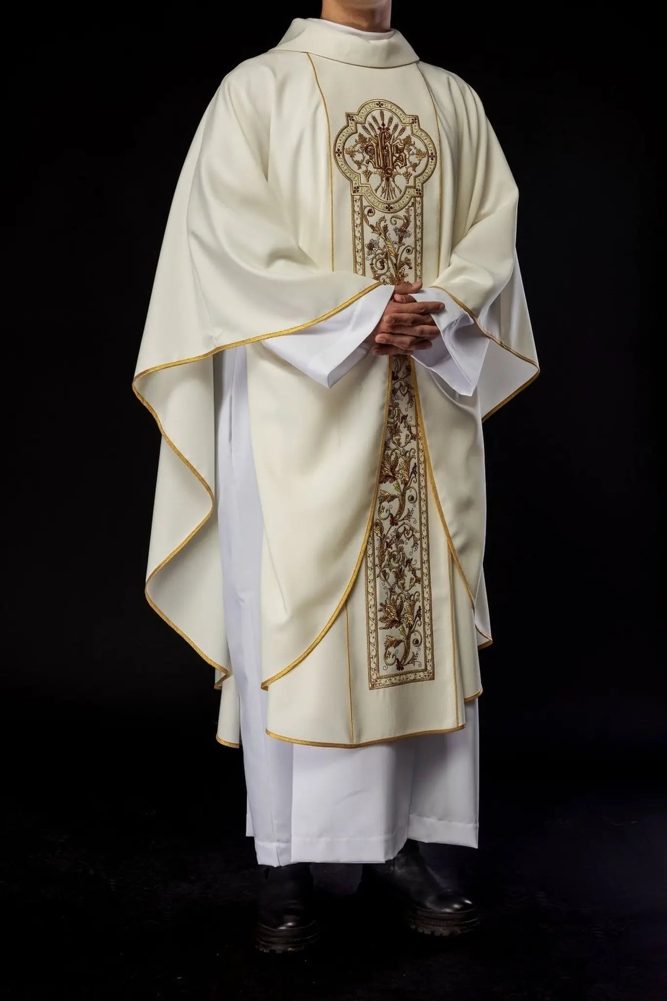 Bogato zdobiony ornat z motywem IHS w kolorze ecru
