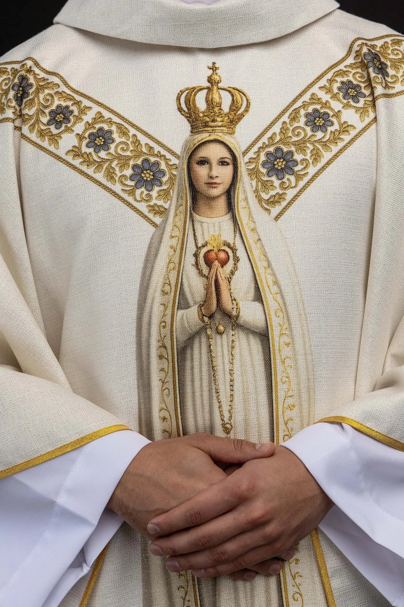 Ecru printed chasuble with an image of Our Lady of Fatima