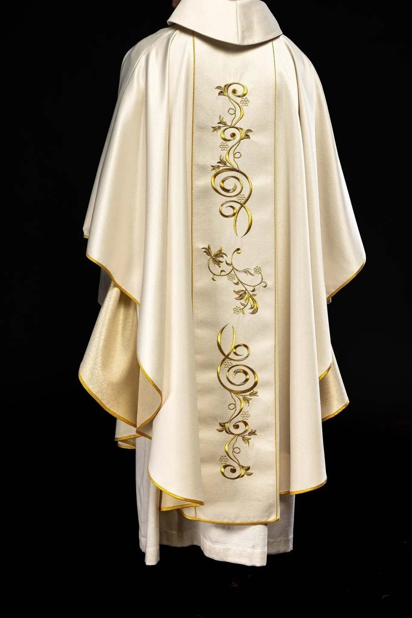 Ecru Chasuble with the Image of the Sacred Heart of Jesus