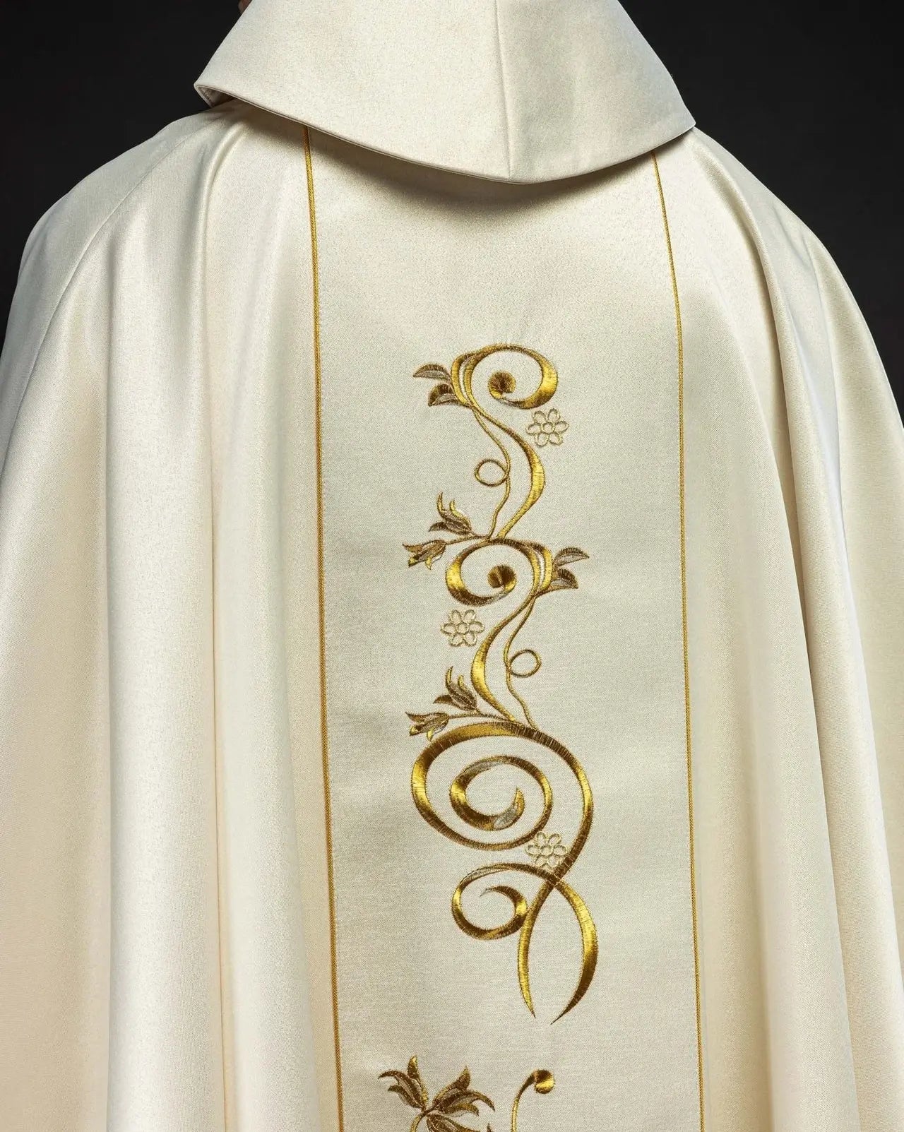 Ecru Chasuble with the Image of the Sacred Heart of Jesus