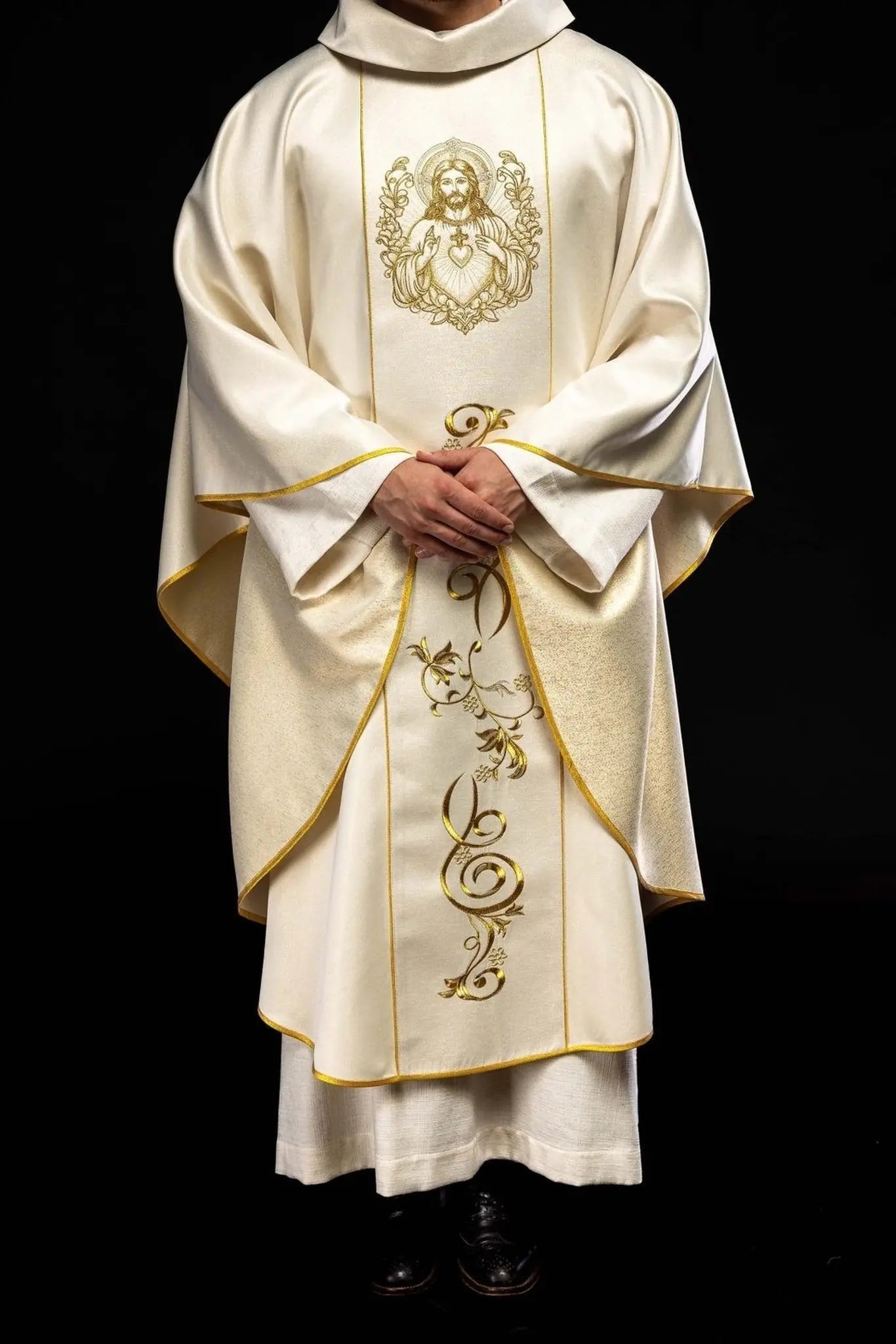 Ecru Chasuble with the Image of the Sacred Heart of Jesus