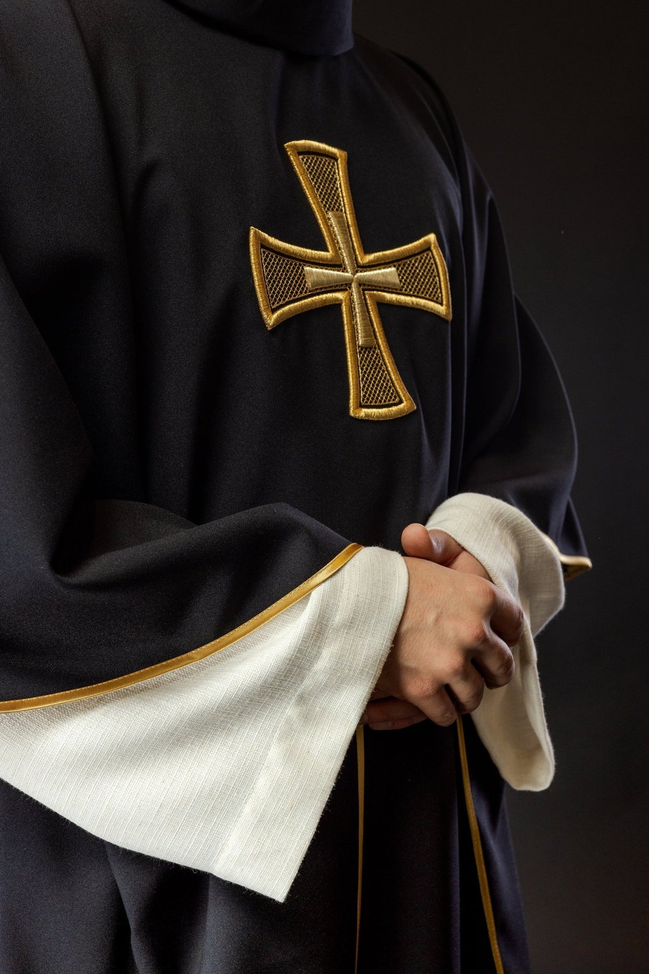 Ornat haftowany IHS Czarny