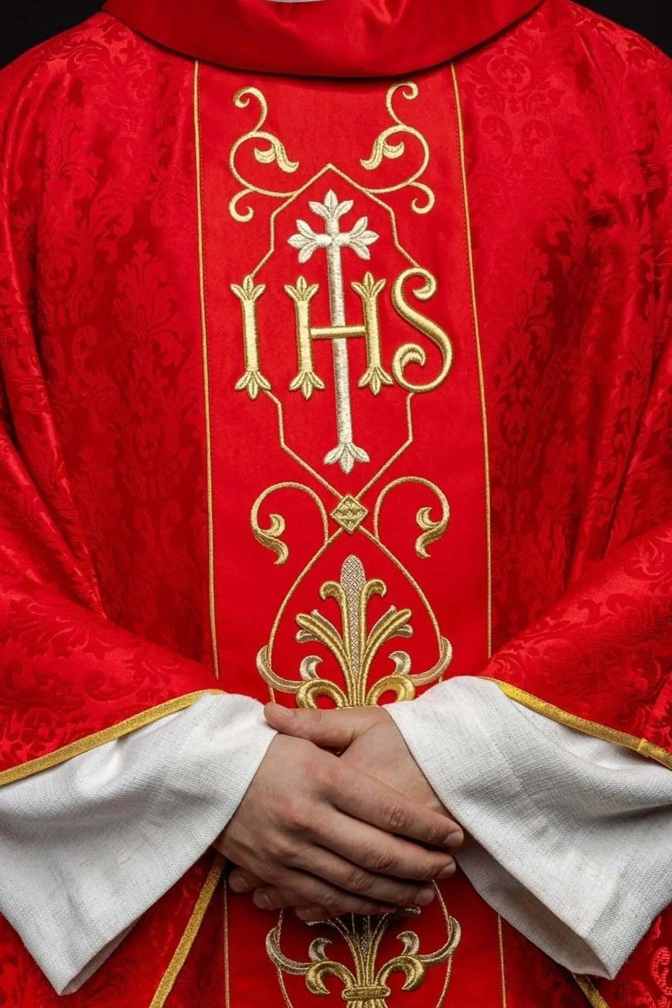 Ornat haftowany IHS w kolorze czerwonym z ozdobną tkaniną