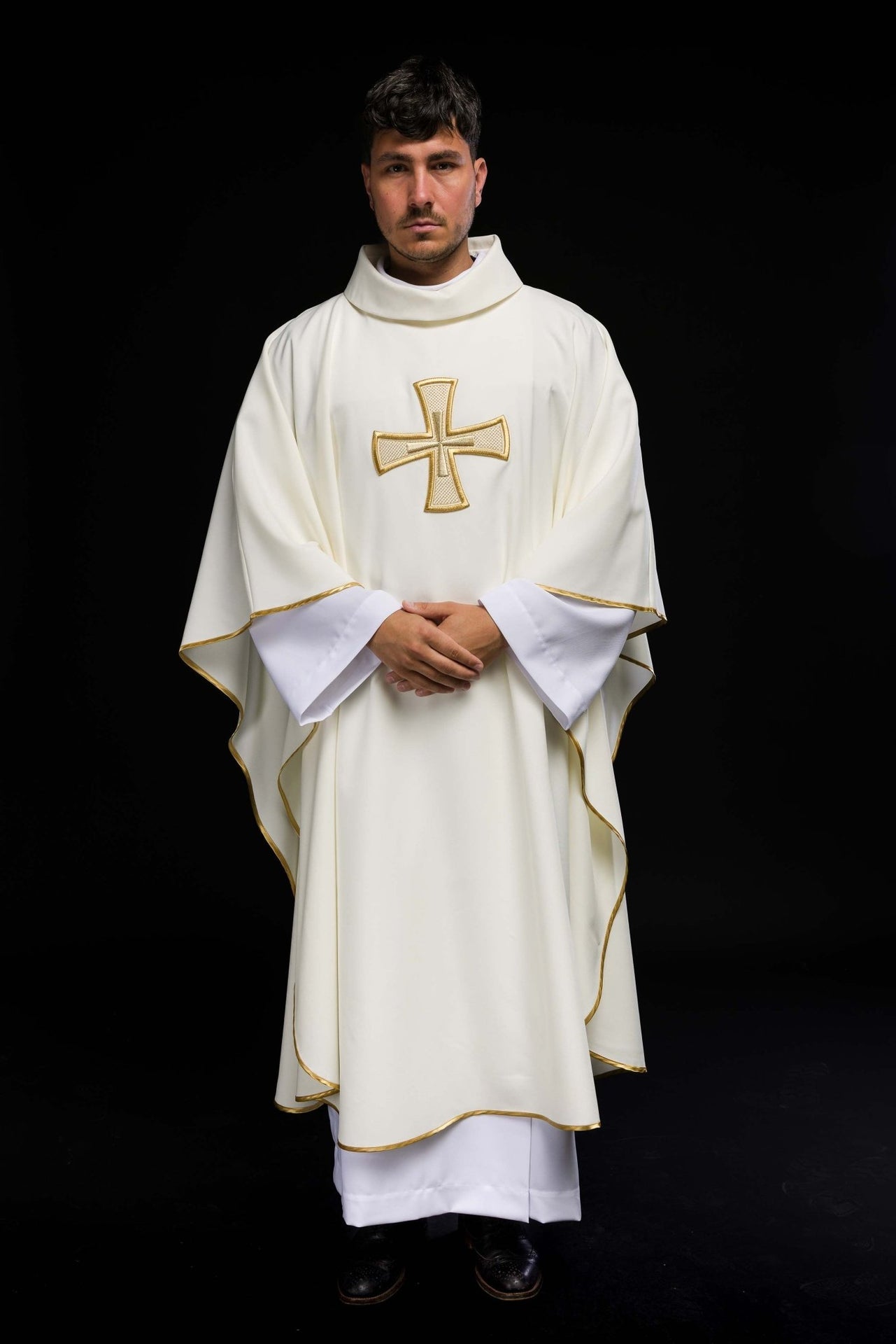 Ornat haftowany IHS ecru