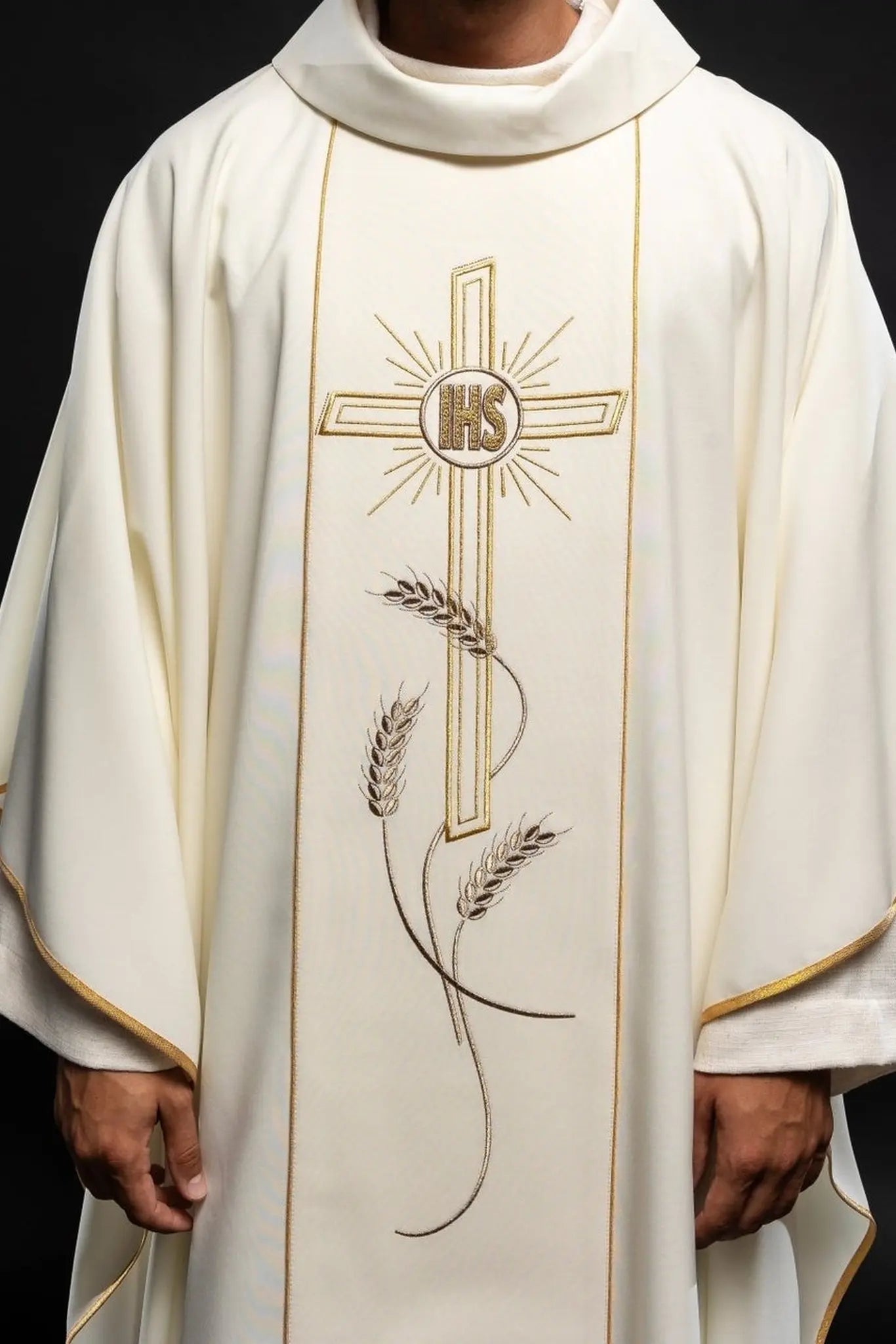 Ornat haftowany Krzyż z symbolem IHS ecru
