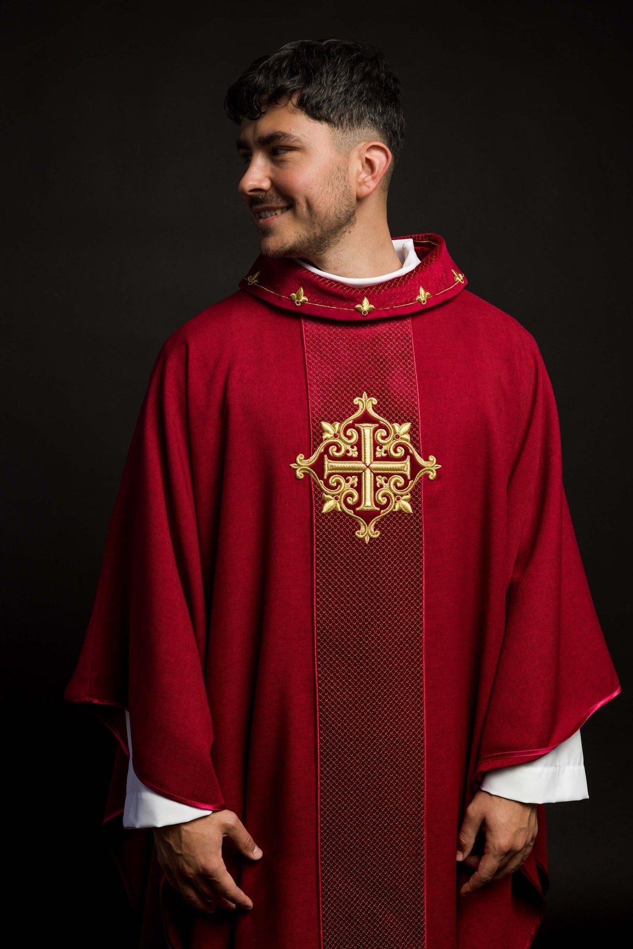 Ornat haftowany na aksamicie z symbolem Krzyż Czerwony