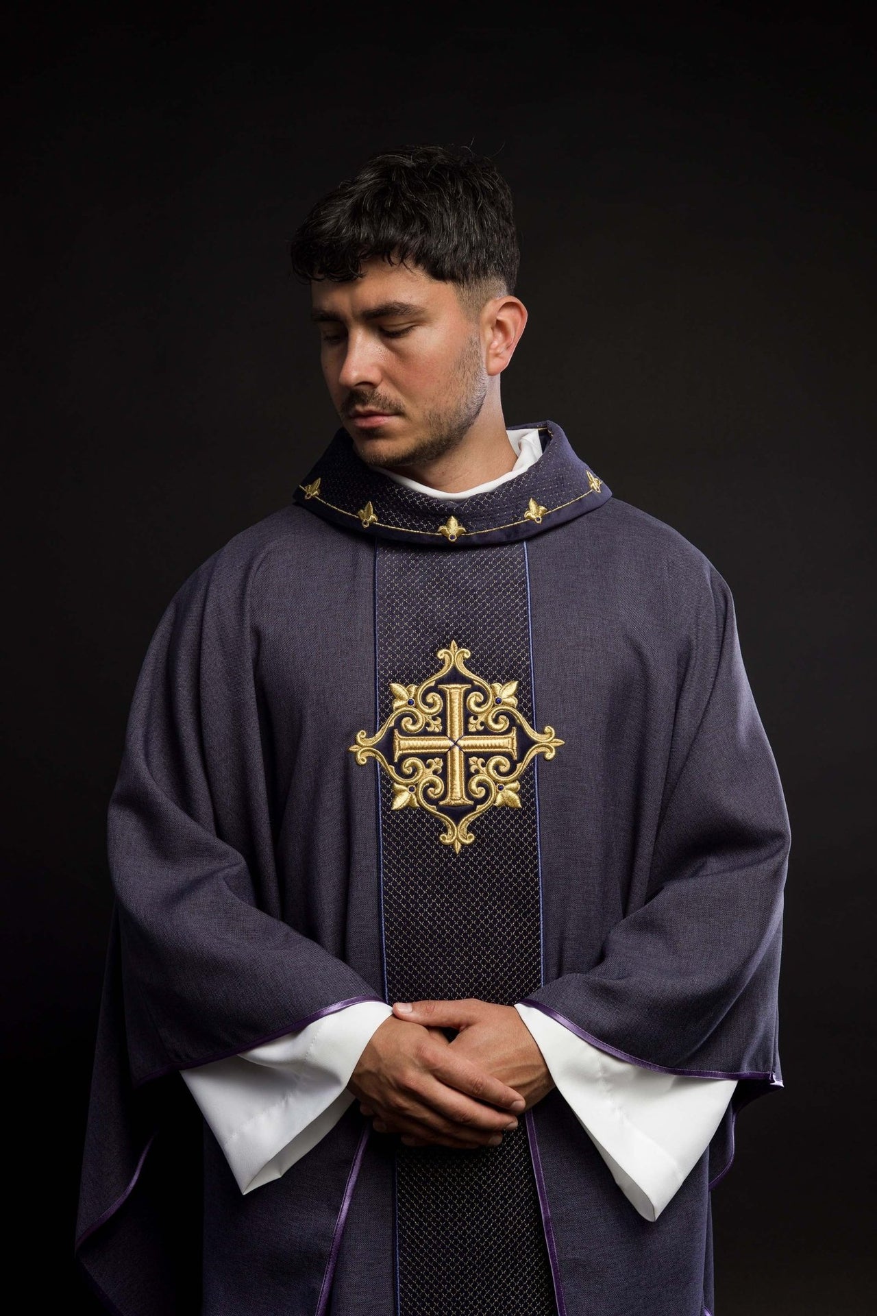 Ornat haftowany na aksamicie z symbolem Krzyż Fioletowy