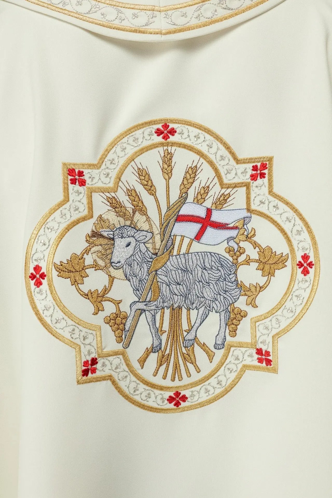 Embroidered chasuble with lamb motif in ecru color