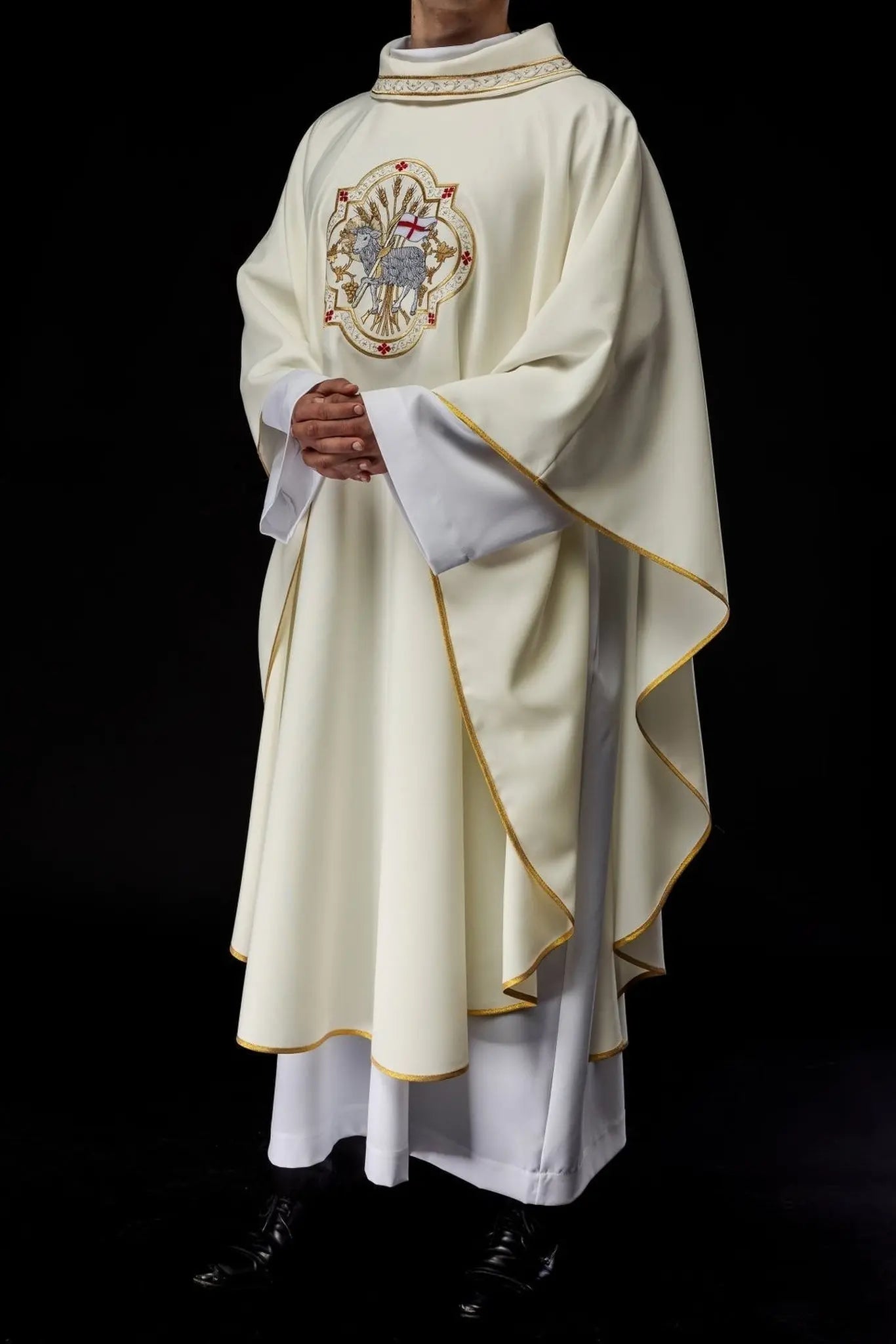 Ornat liturgiczny z haftem motywu Baranka w kolorze ecru