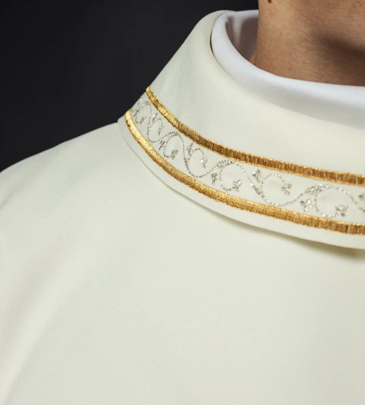 Embroidered chasuble with lamb motif in ecru color