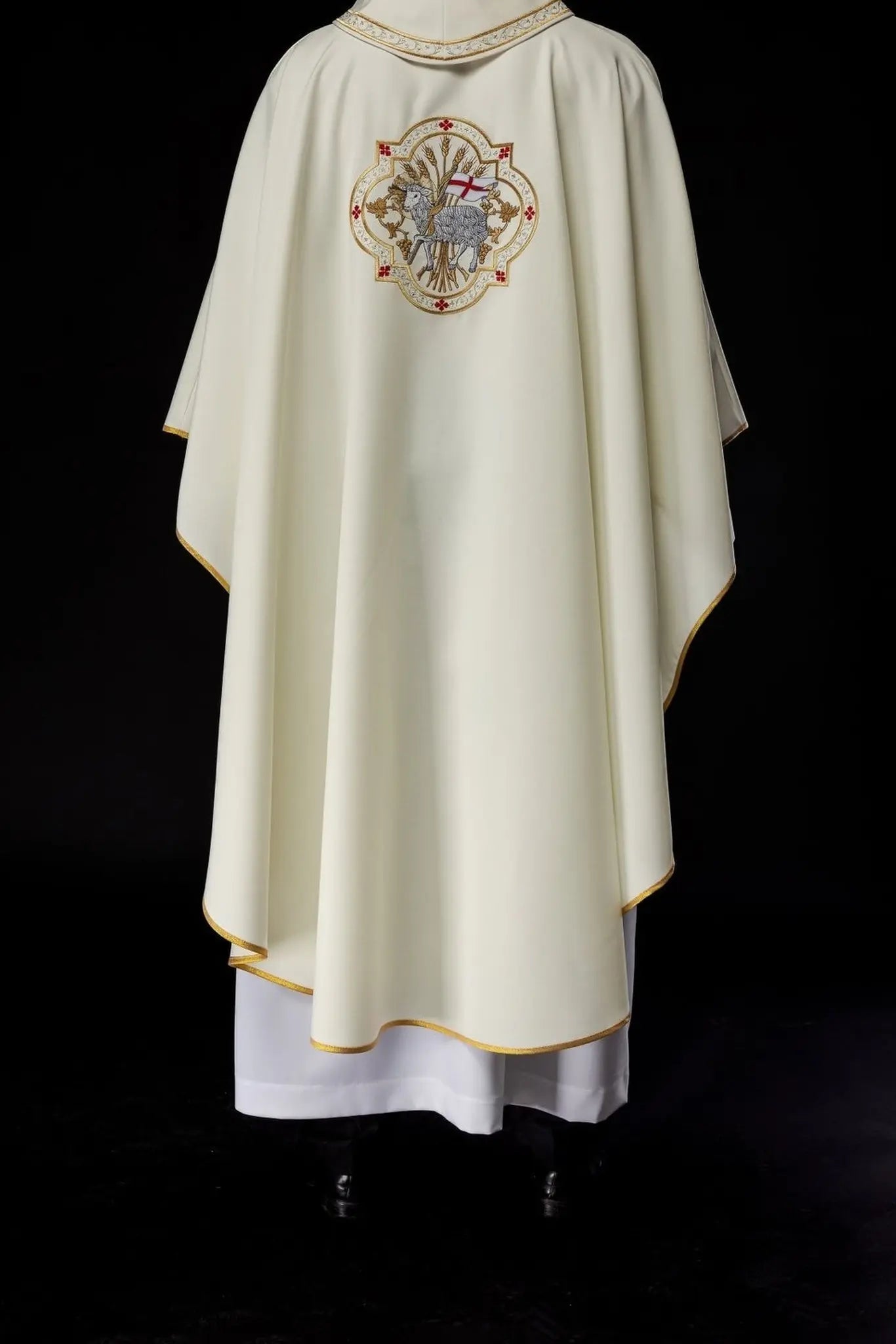 Ornat liturgiczny z haftem motywu Baranka w kolorze ecru