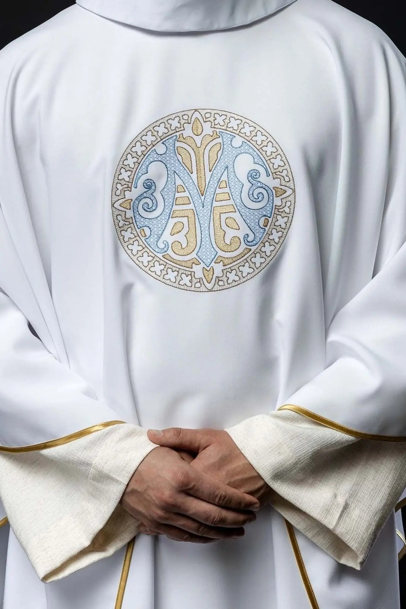 Haftowany ornat maryjny – biały