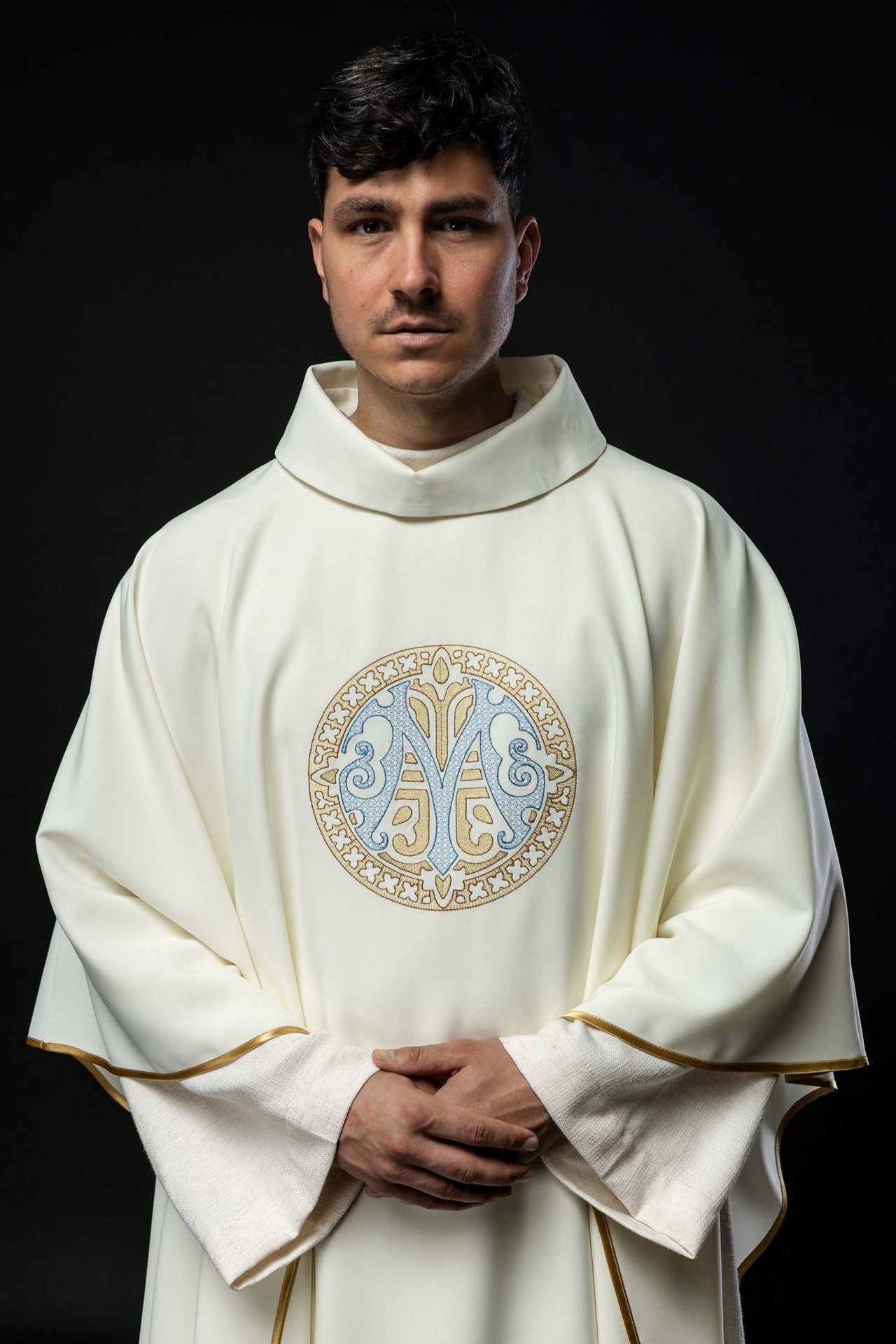 Ornat haftowany z motywem Maryjnym ecru